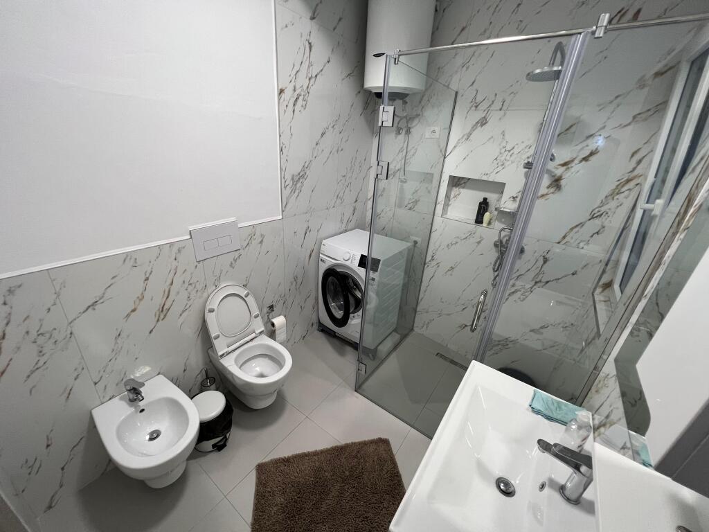 📣 QERA SUPER Apartament 2+1 Me Parking 📍 River Residence, Prane Green City ✨   🏢 Ndertim i Ri  🪜 Kati 7 (Me Ashensor)  🛋️ Mobiluar Me Kushte Bashkekohore  👨‍👩‍👧‍👦 Preferohen Kliente Familjare   💶 Cmimi 650 Euro padiskutueshem Bashke Me Parking