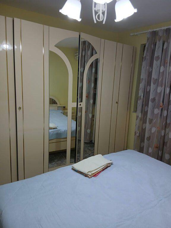 We offer a 2+1 apartment for rent, near the Red School