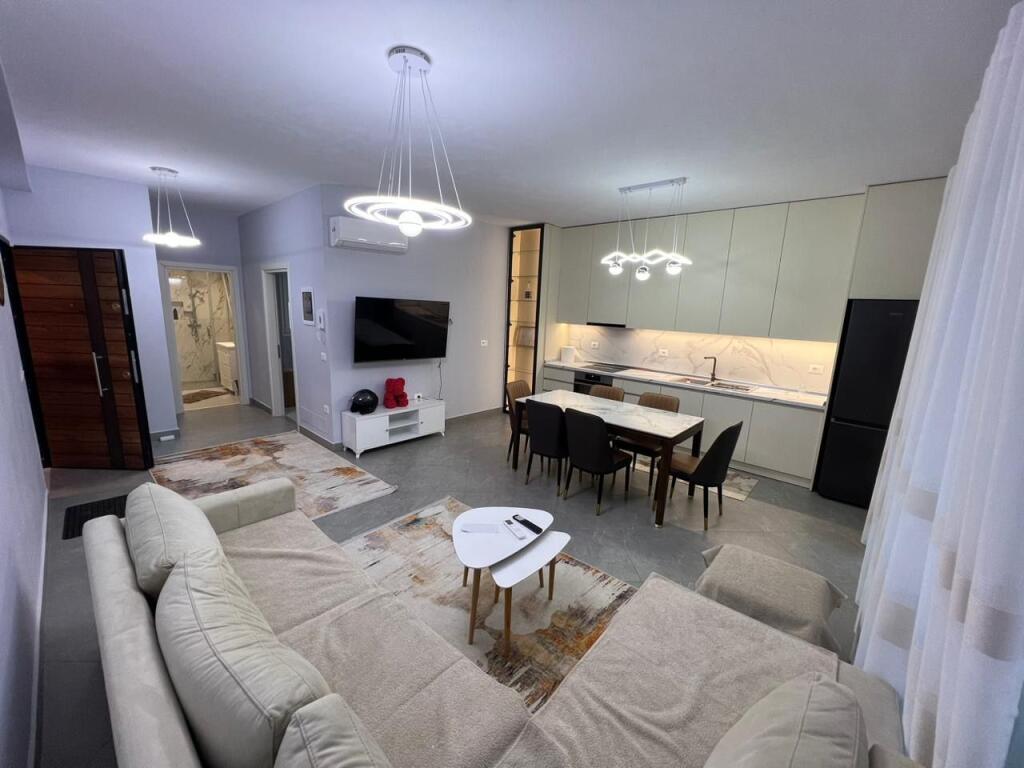 📣 QERA SUPER Apartament 2+1 Me Parking 📍 River Residence, Prane Green City ✨   🏢 Ndertim i Ri  🪜 Kati 7 (Me Ashensor)  🛋️ Mobiluar Me Kushte Bashkekohore  👨‍👩‍👧‍👦 Preferohen Kliente Familjare   💶 Cmimi 650 Euro padiskutueshem Bashke Me Parking