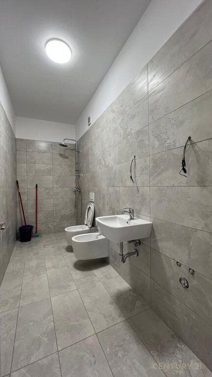 SHESIM APARTAMENT 2+1+2 TUALETE + POST PARKIMI PRANE BULEVARDIT TE RI !