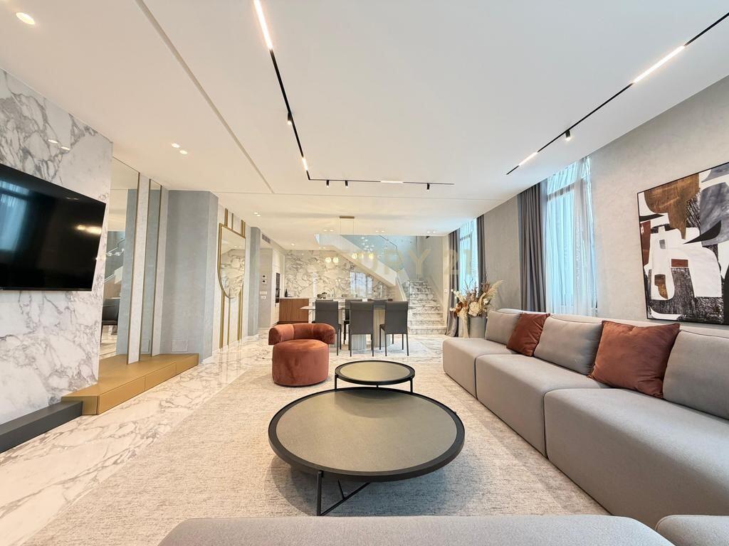 🏙️ Duplex di Lusso 221 m² + Parcheggio Chiuso – “Square 21”, Tirana