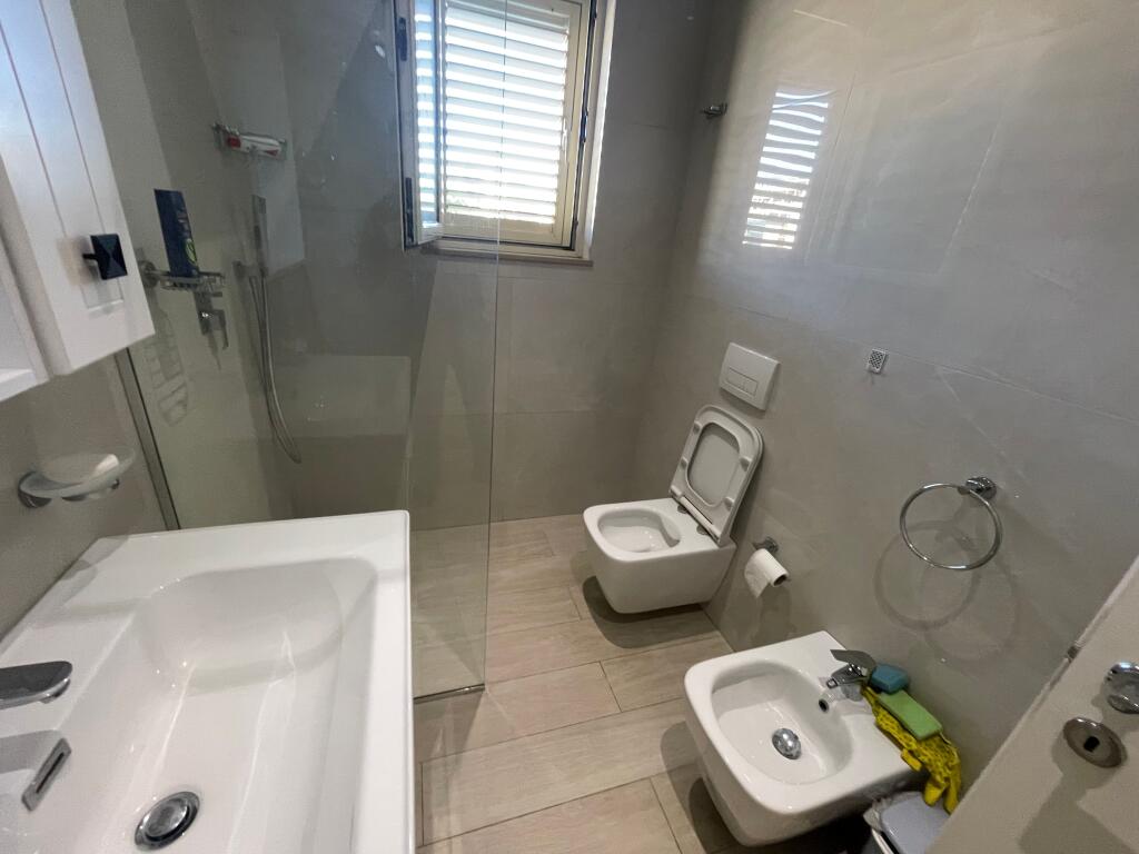 Jepet Apartament Me Qera, Tek inxhineriku
