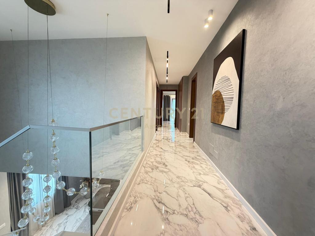 🏙️ Duplex di Lusso 221 m² + Parcheggio Chiuso – “Square 21”, Tirana