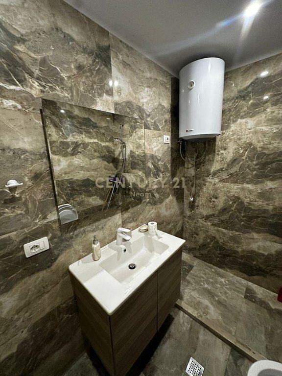Jepet me qira apartament luksoz 2+1+2+2 poste parkimi – pranë Hotel Radisson, Liqeni i Thatë