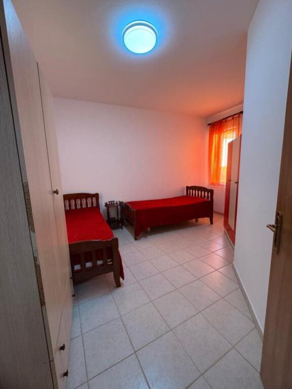 Jepet me qera apartament 2+1, Astir Prane bar artistit  