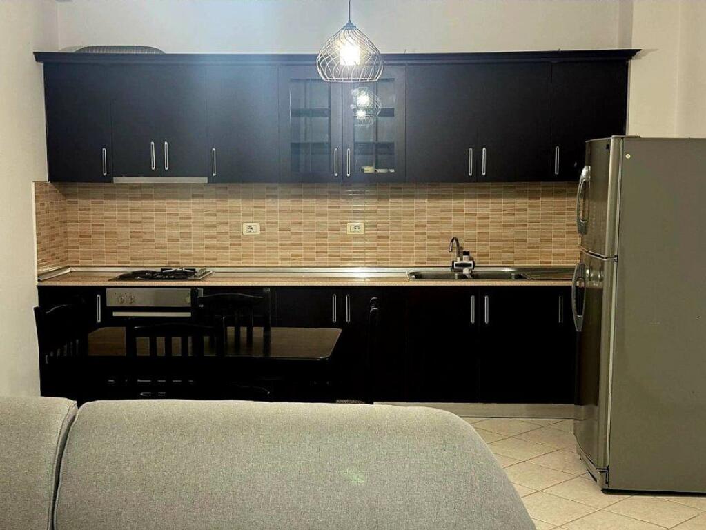Jepet me qera apartament 2+1, Astir Prane bar artistit  