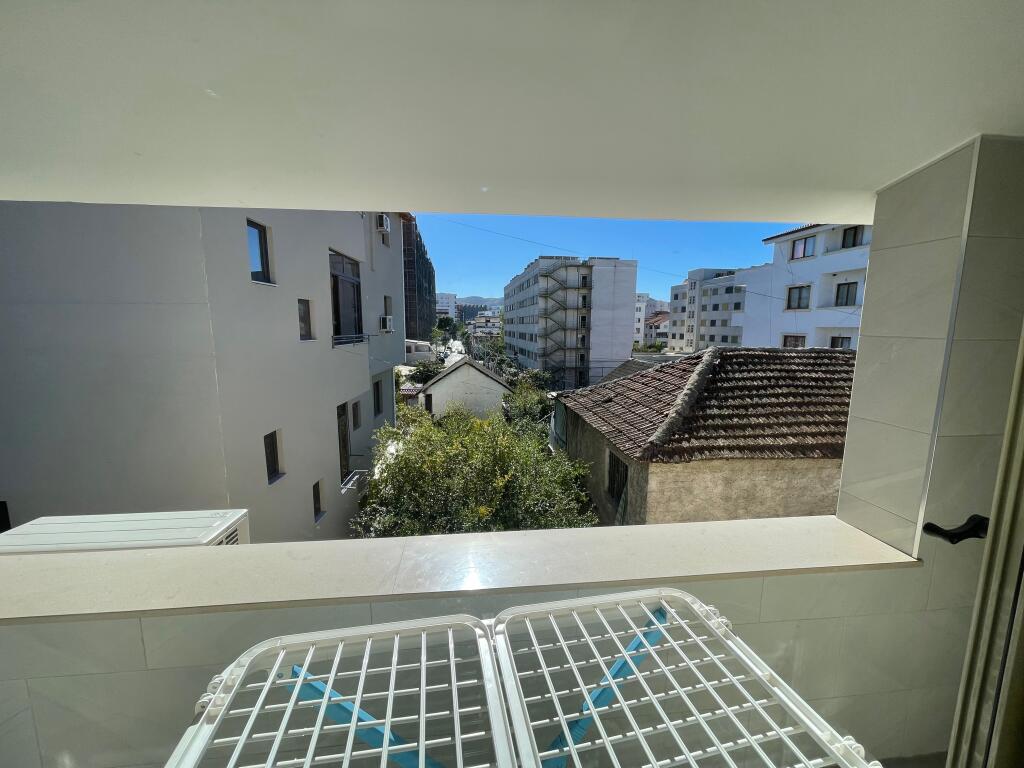 Jepet Apartament Me Qera, Tek inxhineriku