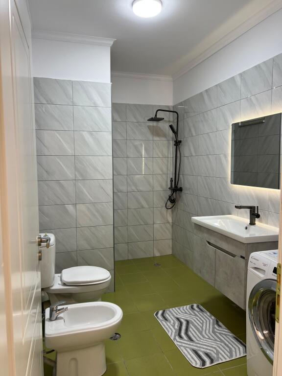 Shitet: Apartament 2+1+2  Sip. Bruto : 97 m/2  Sip. Neto  : 85 m/2  Kati 7 ( kati i fundit )  📍Rr. Loni Ligori -Astir Cmimi : 155.000 euro