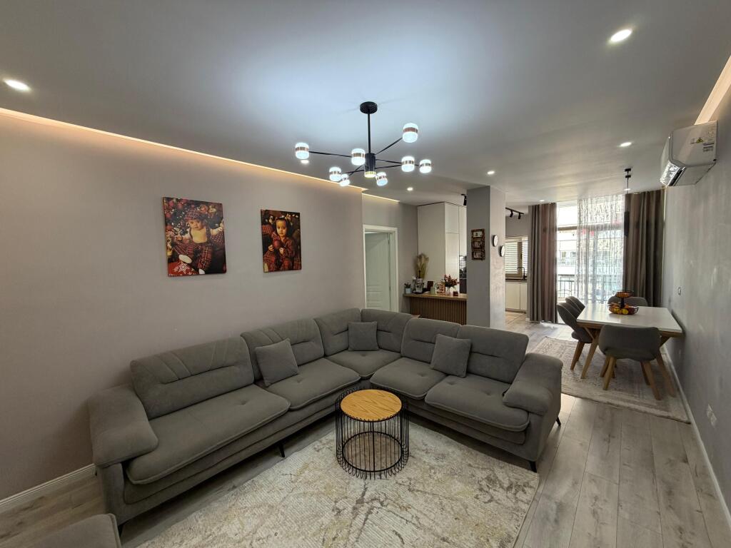 Vendesi Appartamento di Lusso 2+1+2 Astir, di fronte alle Ville L