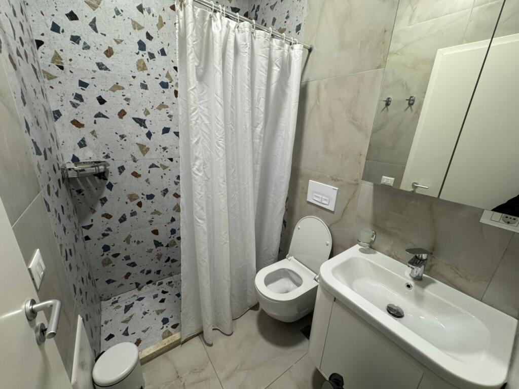 📣 QERA SUPER Apartament 1+1 📍 Kompleksi Mangalem 21, Ali Dem ✨  🏢 Ndertim i Ri  🪜 Kati 8 (Me Ashensor)  🛋️ Mobiluar Me Kushte Bashkekohore   💶 Cmimi 400 Euro