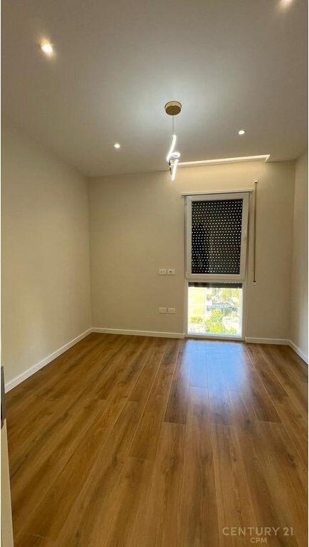 SHESIM APARTAMENT 2+1+2 TUALETE + POST PARKIMI PRANE BULEVARDIT TE RI !