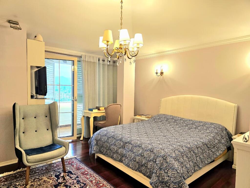 Shitet Penthouse luksoz ne zonen e Liqenit te thate me pamje te lire nga Liqeni  