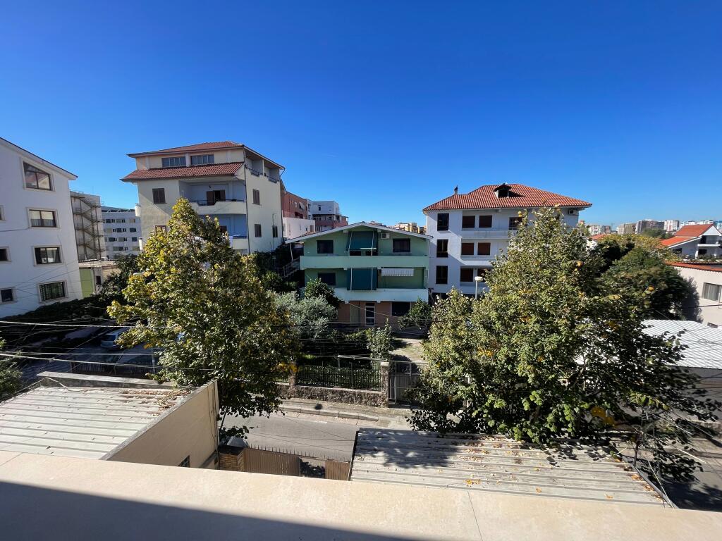 Jepet Apartament Me Qera, Tek inxhineriku