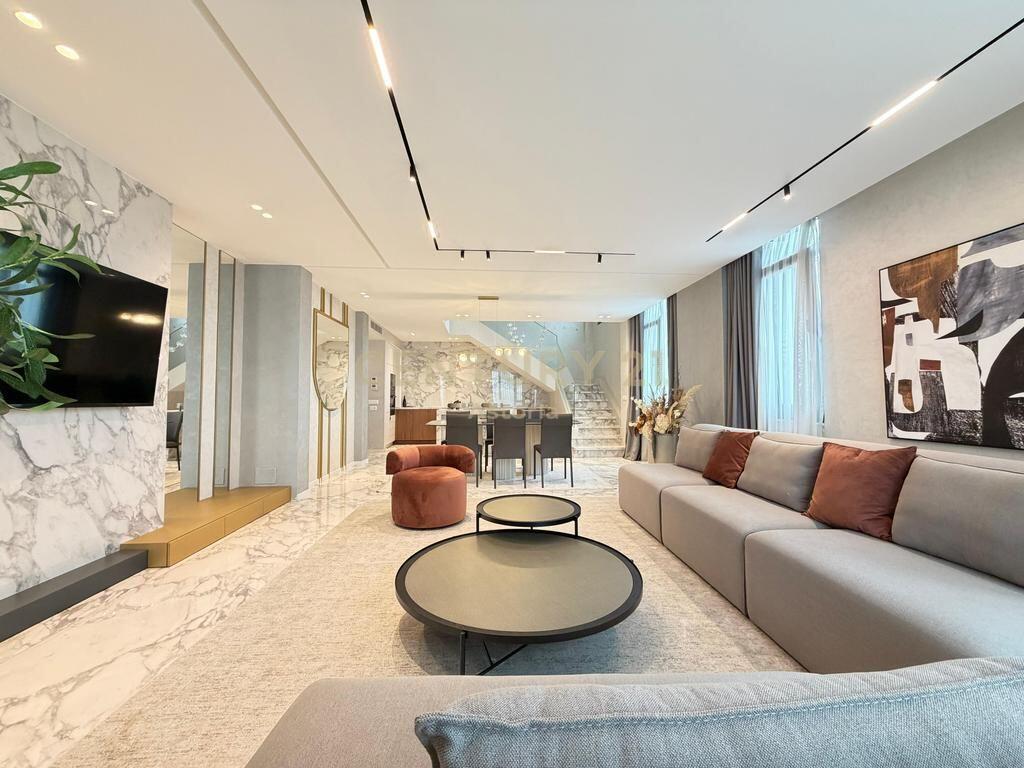 🏙️ Duplex di Lusso 221 m² + Parcheggio Chiuso – “Square 21”, Tirana