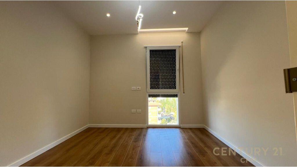 SHESIM APARTAMENT 2+1+2 TUALETE + POST PARKIMI PRANE BULEVARDIT TE RI !