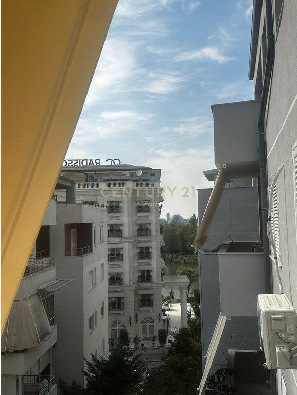 Jepet me qira apartament luksoz 2+1+2+2 poste parkimi – pranë Hotel Radisson, Liqeni i Thatë