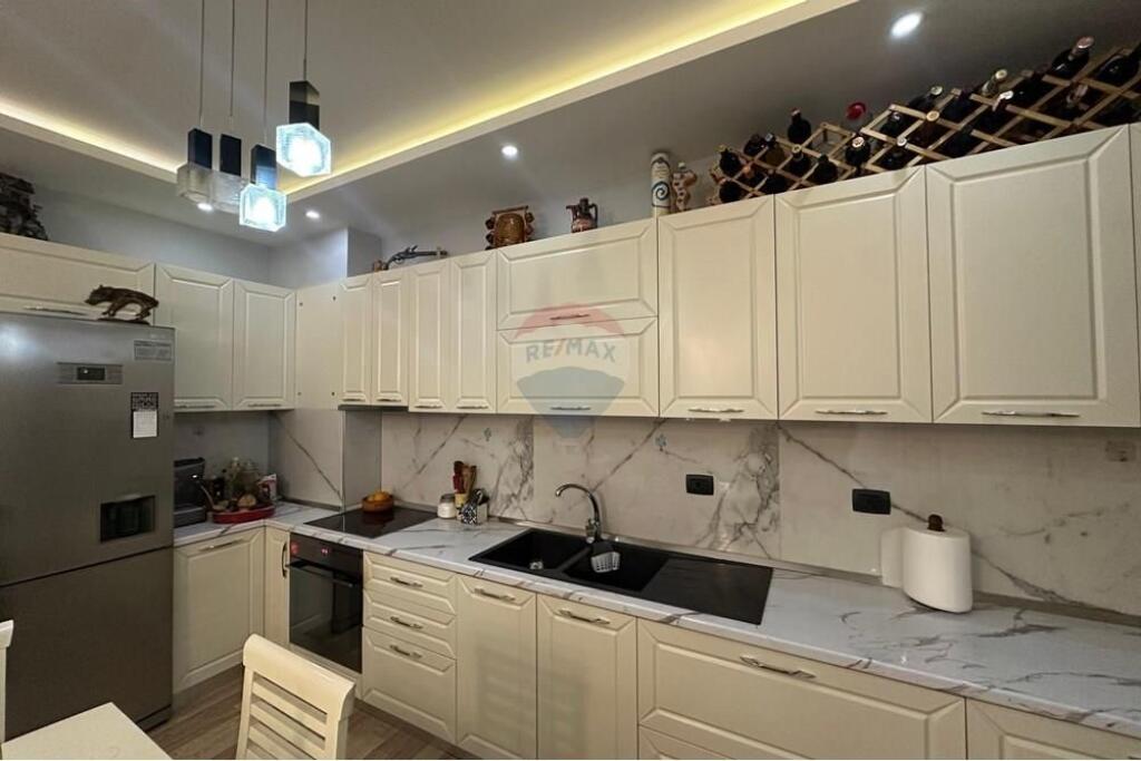 Shitet Apartament 2+1 në rrugen Besim Alla, Yzberisht