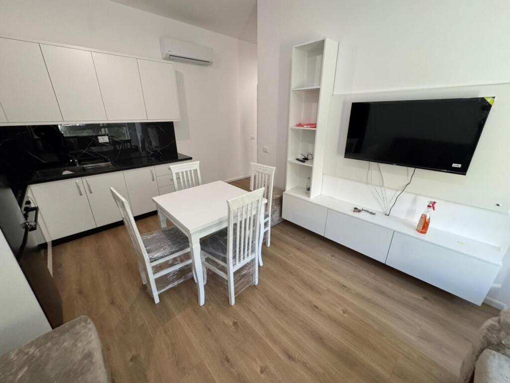 Jepet me qera 2+1  Adresa : Ali Demi Kompleksi kaimi  Kati 3  E mobiluar  Cmimi 450€  