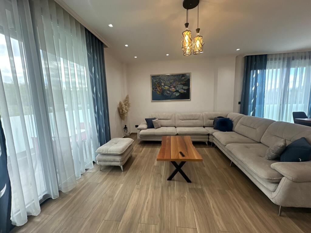 Appartamento 2+1+2+Veranda+Posto Auto in Affitto a Teg