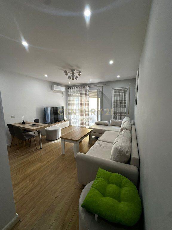 Jepet me qira apartament luksoz 2+1+2+2 poste parkimi – pranë Hotel Radisson, Liqeni i Thatë