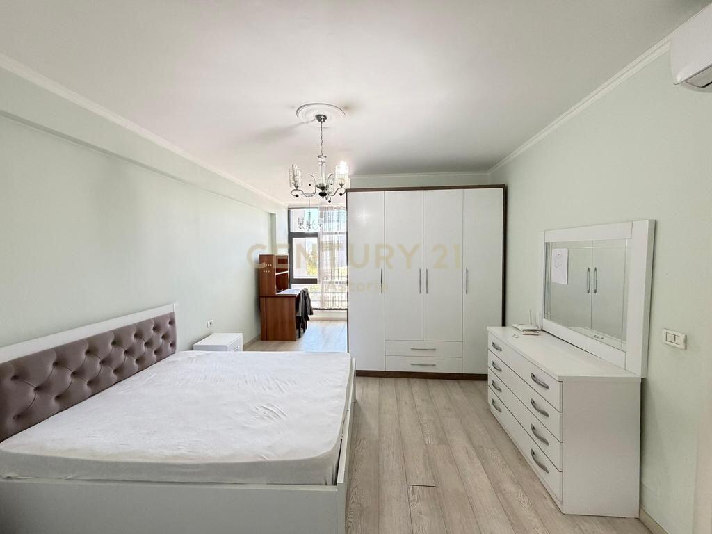 Jepet me qira apartament 2+1+2 me ballkon dhe pamje nga rruga  550 € /Muaj