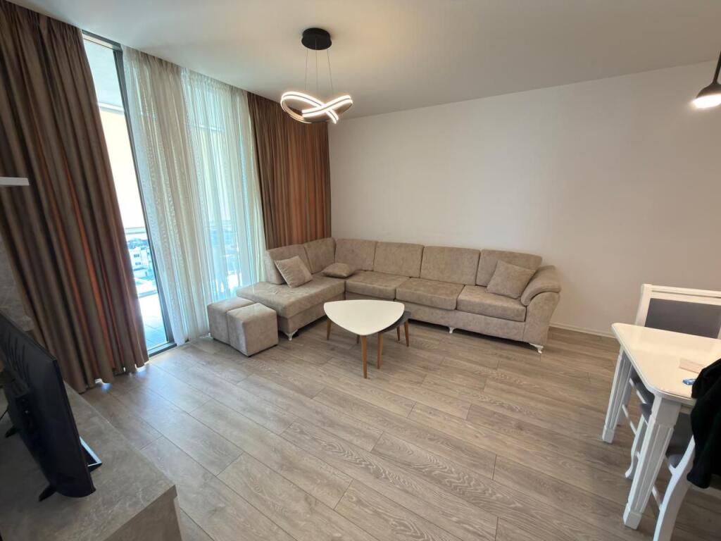 📢 QIRA APARTAMENT 2+1+PARKING 📍 Kompleksi “Fiori di Bosco”, Rruga Don Bosko 🏢 Kati 6 | Me 2 ashensorë 🏠 Apartament komod dhe modern 🚗 Parkim i përfshirë në çmim  💶 800 € / muaj