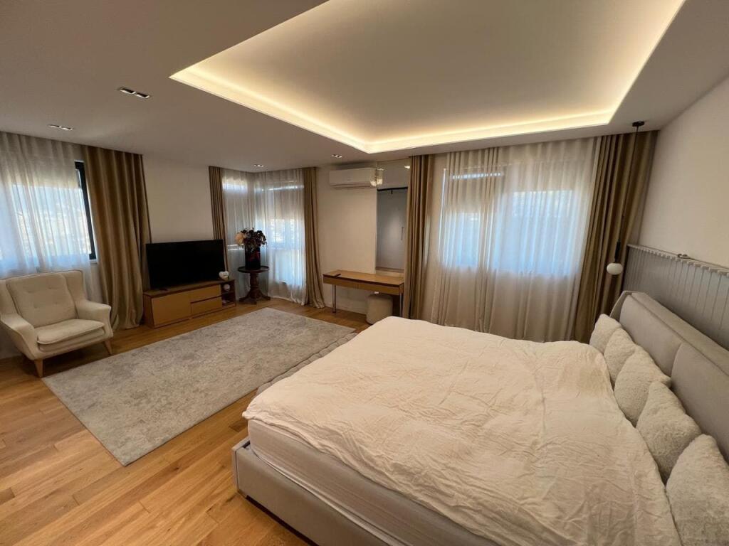 Apartament Me Qera 3+1+Post Parkimi ne Astir (ID B230180) Tirane