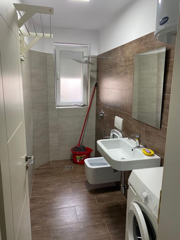 Apartament 2+1 Me Qera tek  Xhamlliku