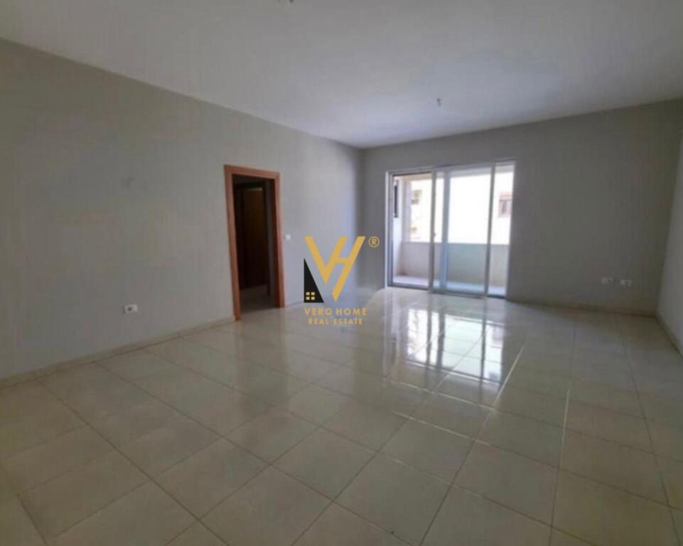 JEPET ZYRË 120 M2 ME QIRA RRUGA E BOGDANEVE 1.100 EURO