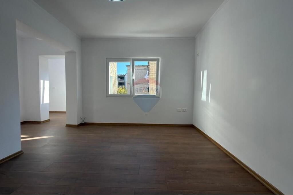 2+1 apartment for sale in the Xhamllik area!