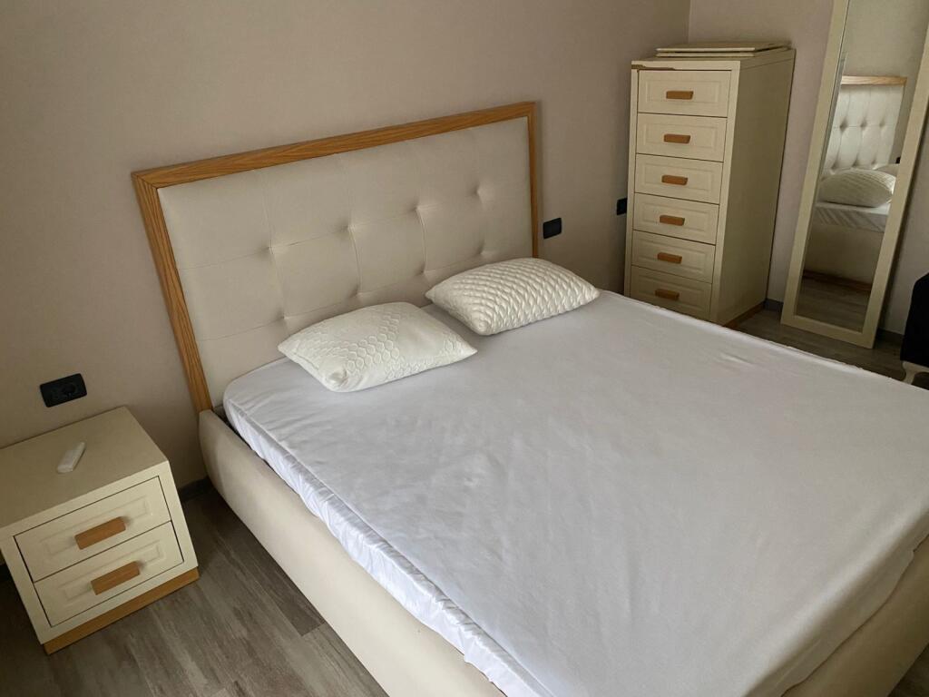 Apartament 2+1 Me Qera tek  Xhamlliku