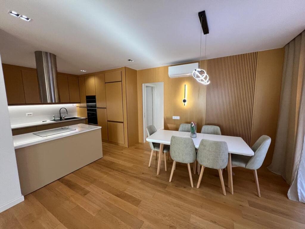Apartament Me Qera 3+1+Post Parkimi ne Astir (ID B230180) Tirane