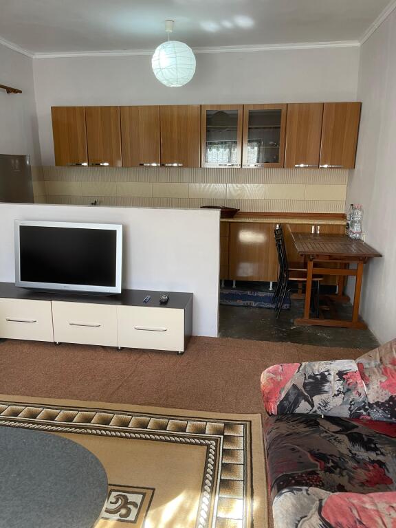 🏡Jepet shtepi private me qera ne Astir.  🔹️Organizohet ne: 🔸️2 dhoma gjumi 🔹️kuzhine 🔸️dhome ndenje 🔹️banjo 🔸️ballkon 🔹️oborr per parkim🔹️Adresa:Rruga Fejzi Hizmo,Unaze e Re,perballe hotel Marinaj!