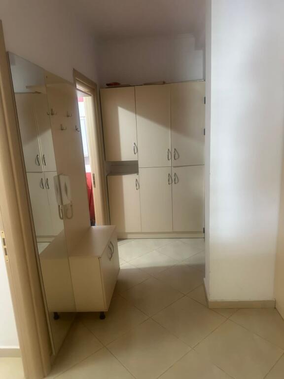 Apartament 1+1, Astir!