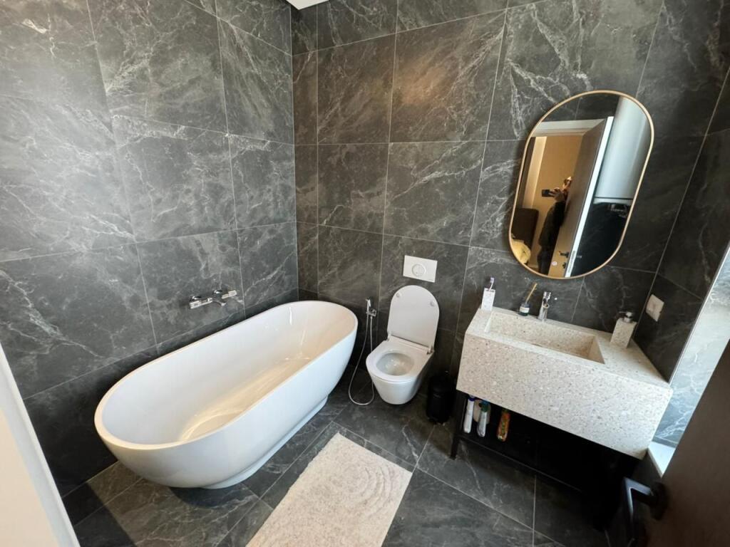 Jepet me qera Apartament 2+1+2  Adresa : Jordan Misja  I mobiluar dhe pabanuar me pare  Kati 6  Siperfaqe 100 m2Cmimi 900€ ne muaj me parkim