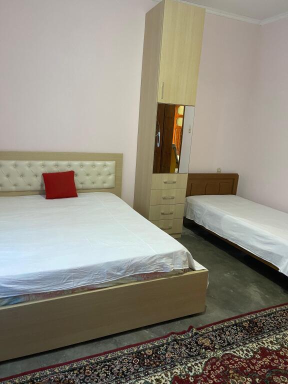 🏡Jepet shtepi private me qera ne Astir.  🔹️Organizohet ne: 🔸️2 dhoma gjumi 🔹️kuzhine 🔸️dhome ndenje 🔹️banjo 🔸️ballkon 🔹️oborr per parkim🔹️Adresa:Rruga Fejzi Hizmo,Unaze e Re,perballe hotel Marinaj!