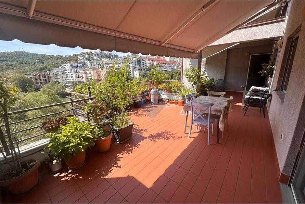 Jepet Duplex 2+1+2 me qira , Rruga Hamdi Garunja , Liqeni i Thate