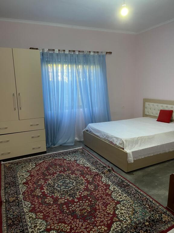 🏡Jepet shtepi private me qera ne Astir.  🔹️Organizohet ne: 🔸️2 dhoma gjumi 🔹️kuzhine 🔸️dhome ndenje 🔹️banjo 🔸️ballkon 🔹️oborr per parkim🔹️Adresa:Rruga Fejzi Hizmo,Unaze e Re,perballe hotel Marinaj!