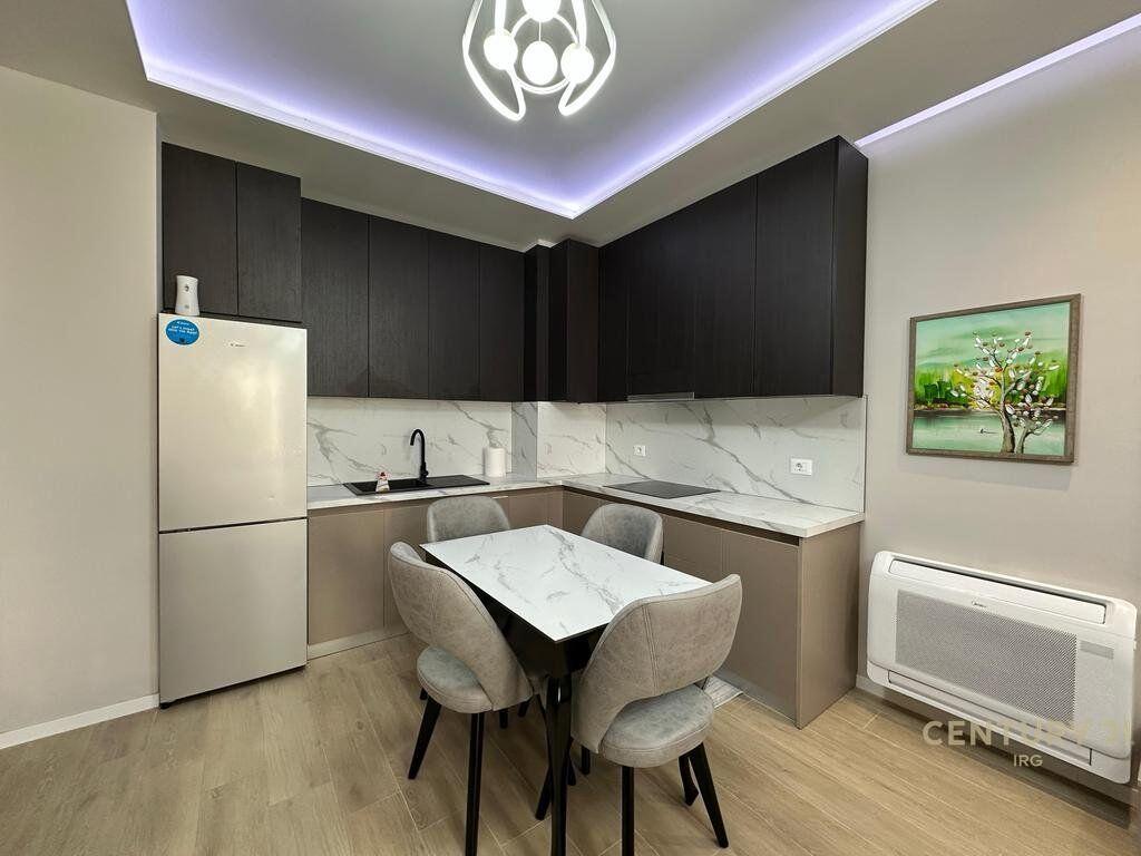 Prane Olimpikut, Komuna e Parisit jepet apartament 1+1 me qira!