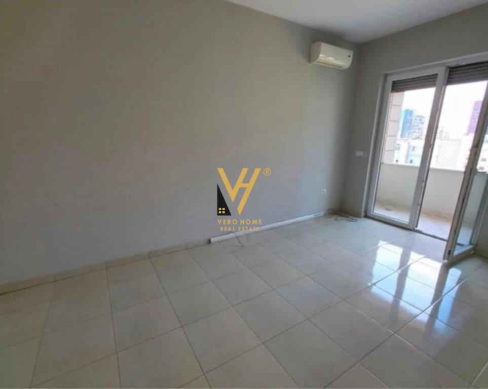 JEPET ZYRË 120 M2 ME QIRA RRUGA E BOGDANEVE 1.100 EURO