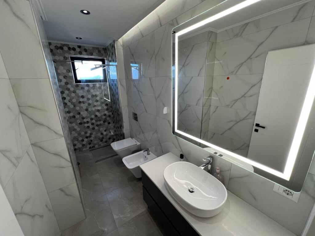 Apartament Me Qera 3+1+Post Parkimi ne Astir (ID B230180) Tirane
