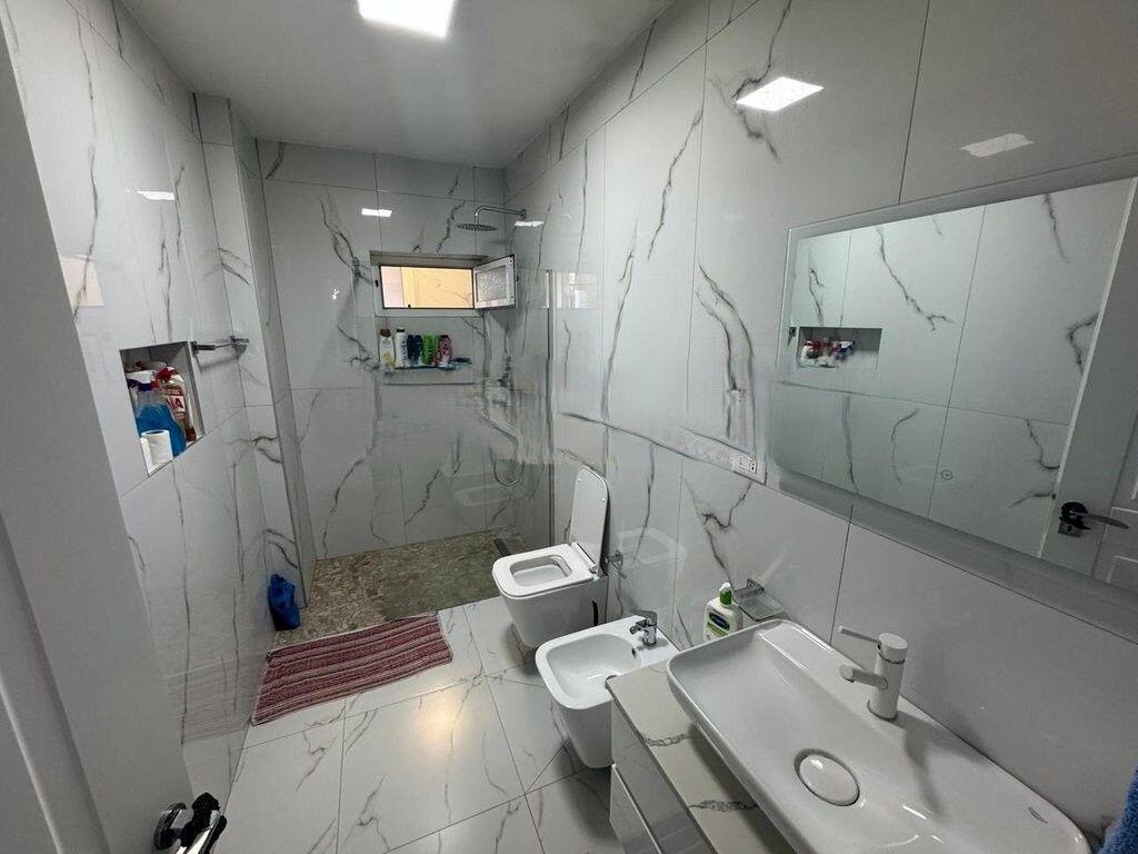 Jepet Me Qera Apartament 2+1+2 në Laprakë, Tiranë 700 € /Muaj