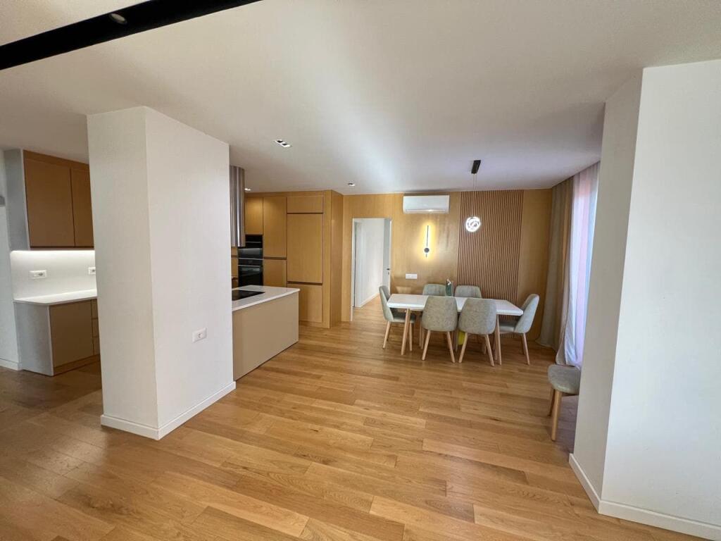 Apartament Me Qera 3+1+Post Parkimi ne Astir (ID B230180) Tirane
