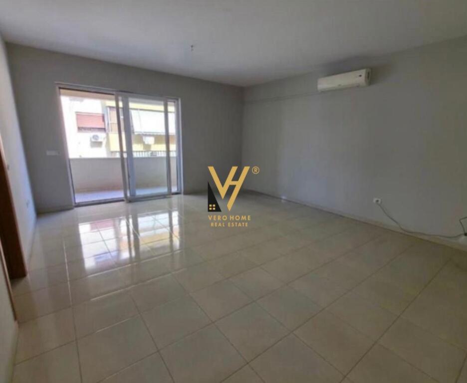 JEPET ZYRË 120 M2 ME QIRA RRUGA E BOGDANEVE 1.100 EURO