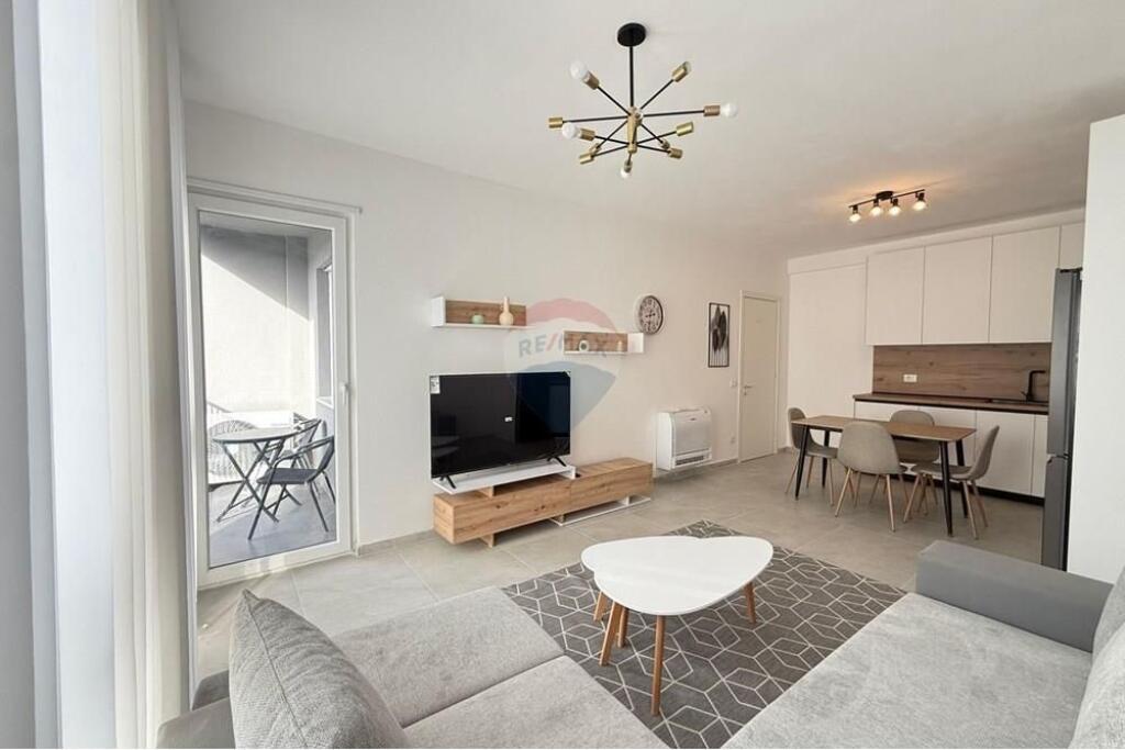 *Apartament - Për Qira - Univers City*