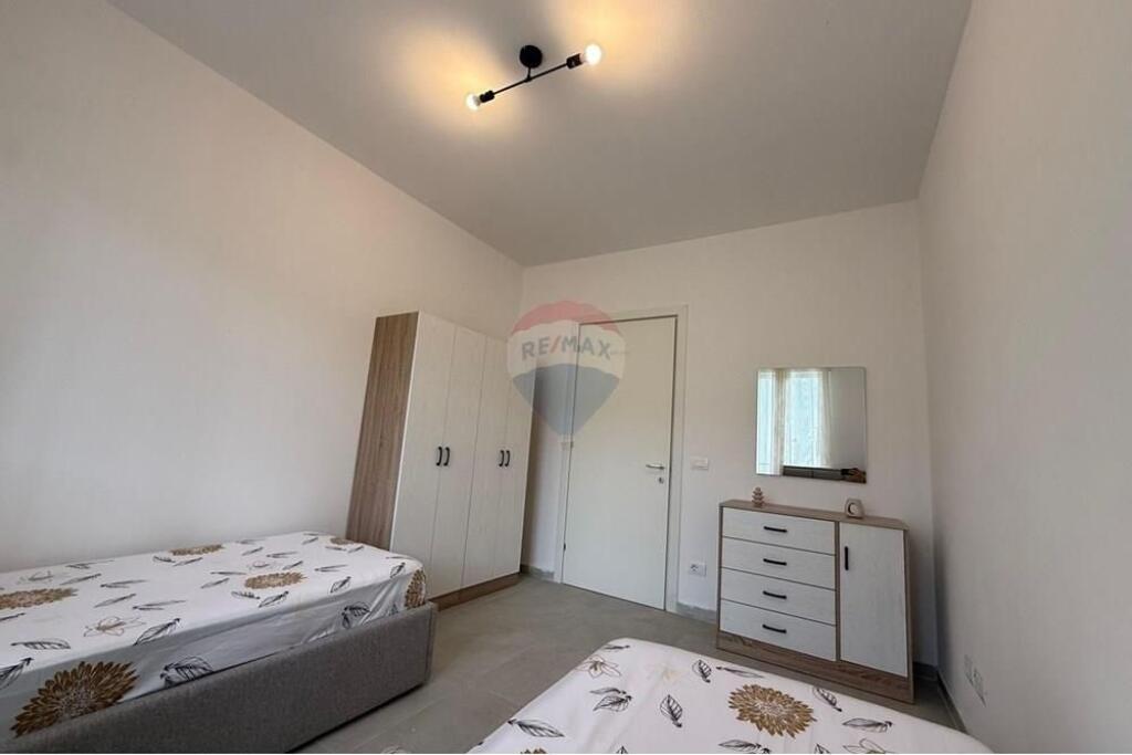*Apartament - Për Qira - Univers City*