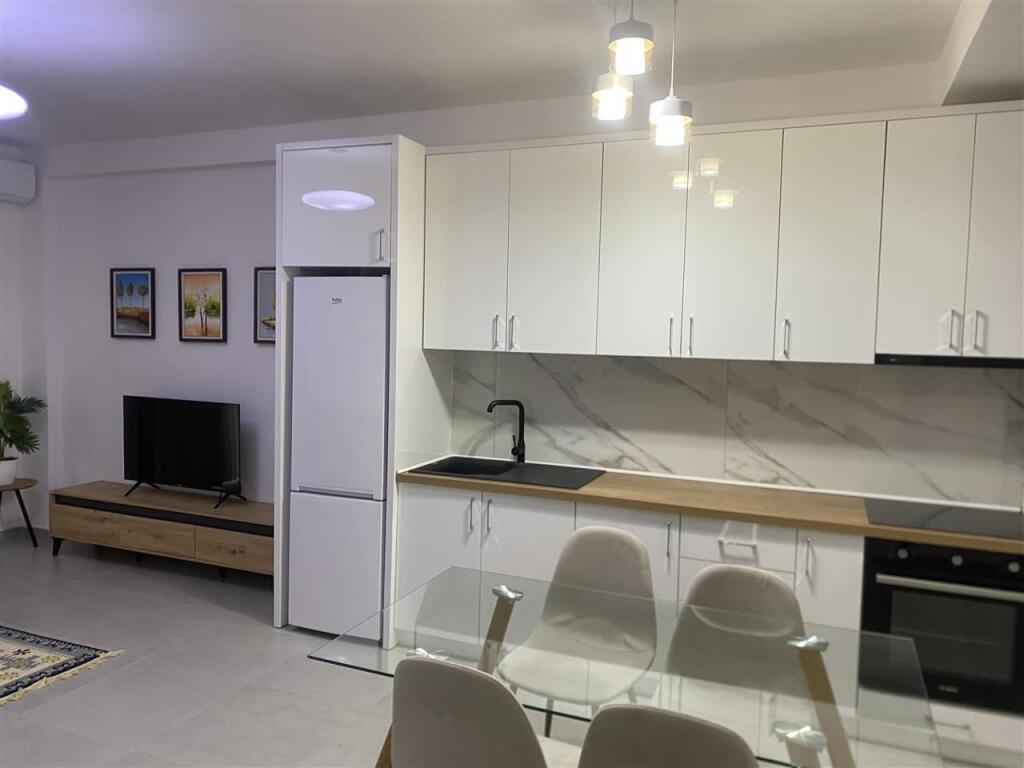 Jepet apartament 1+1 tek Rruga e Durrsit!
