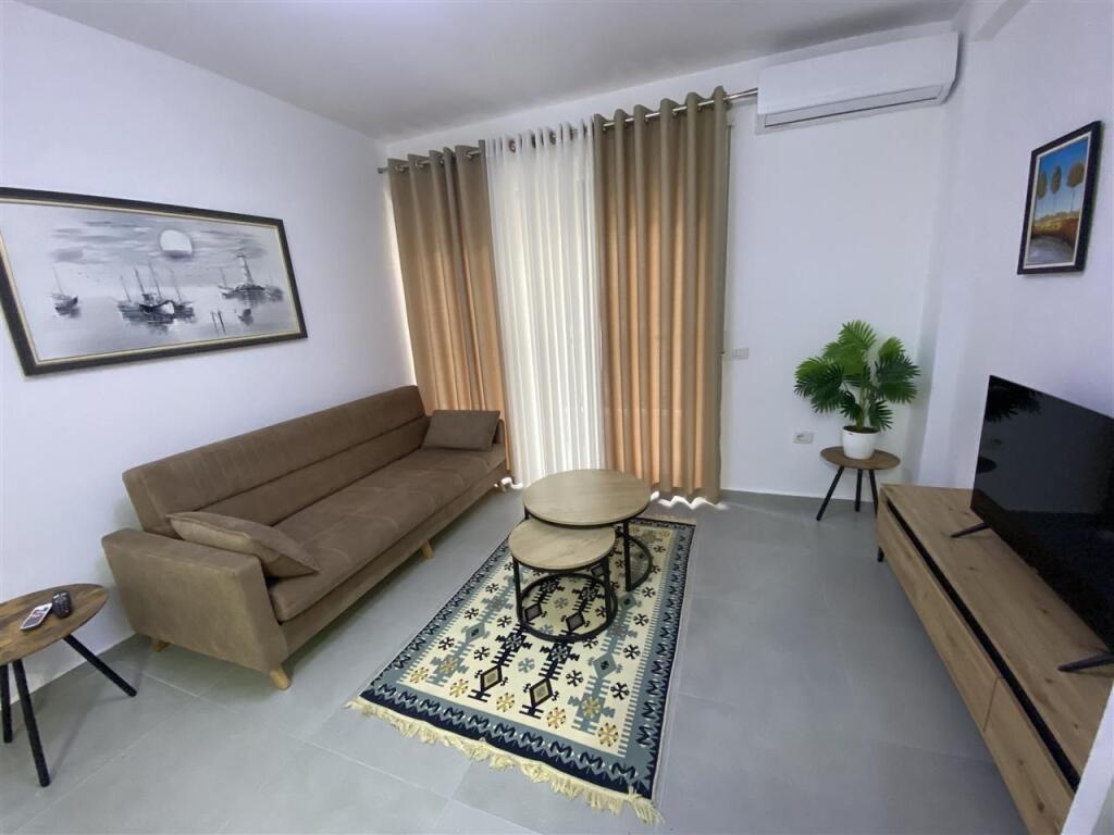 Jepet apartament 1+1 tek Rruga e Durrsit!
