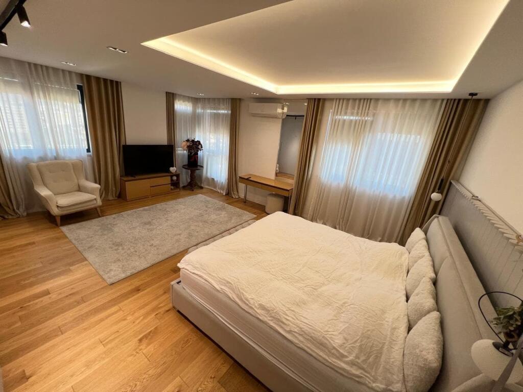 Apartament Me Qera 3+1+Post Parkimi ne Astir (ID B230180) Tirane