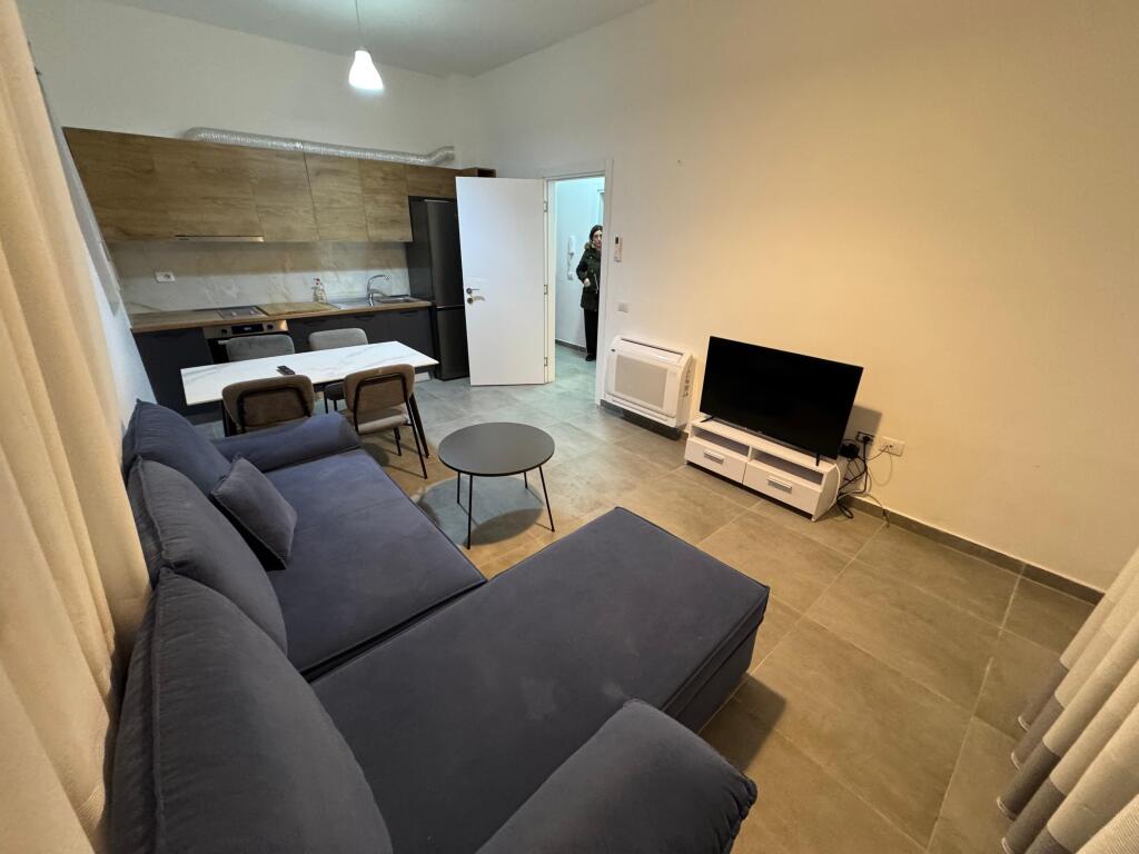 Affittasi appartamento 1+1+parcheggio  Indirizzo: Kodra Diellit 1  Arredato  Primo piano  Prezzo 500€ con parcheggio